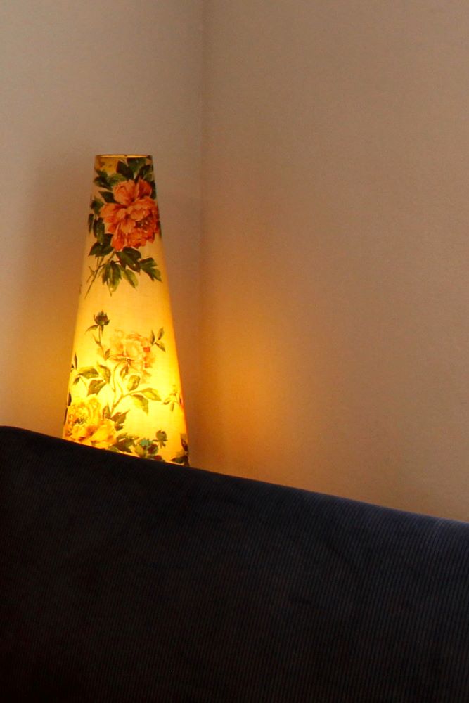 Eine Stehlampe mit einem Schirm aus Blumenmuster - so geht Not-Business-Look im Büro.