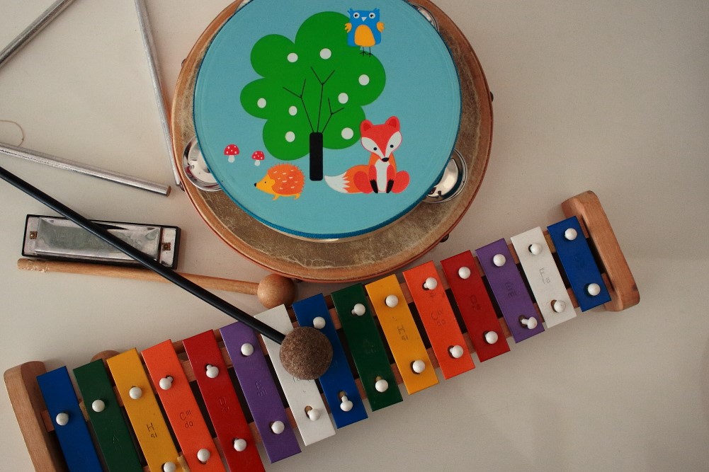 Wohnen auf kleinem Raum? Kinder-Musikinstrumente, angeordnet in Regalwürfeln.