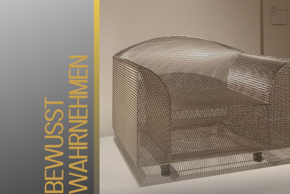 Ein Design-Sessel aus grauem Metallgeflecht. Das Foto steht für Tipp 1: Seine Räume bewusst wahrnehmen.