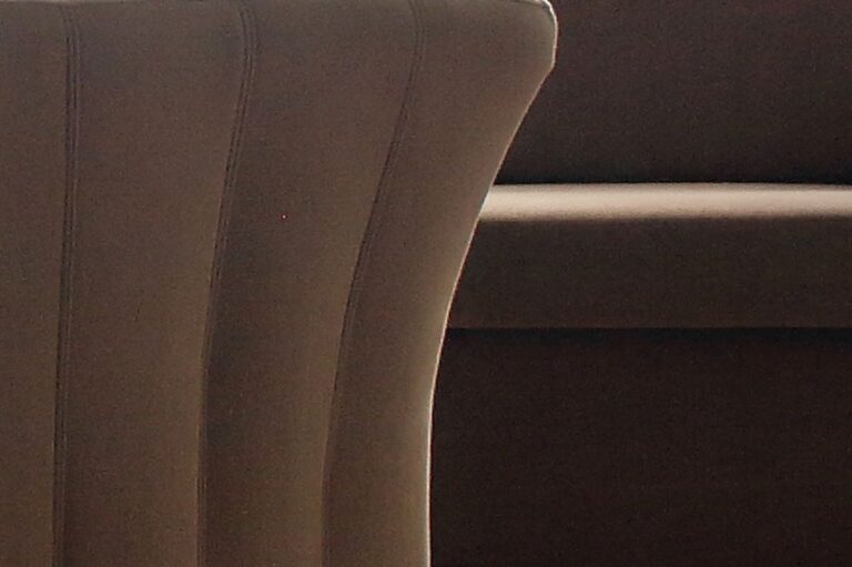 Material als ein verbindendes Element: Ein Sofa und ein Sessel, bezogen mit dem gleichen Stoff.