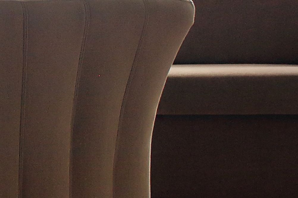 Material als ein verbindendes Element: Ein Sofa und ein Sessel, bezogen mit dem gleichen Stoff.