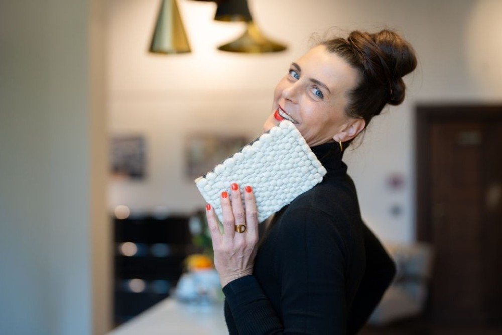 Diana Kuba, Interior Designerin aus Leipzig, mit einem weißen Teppich in der Hand.