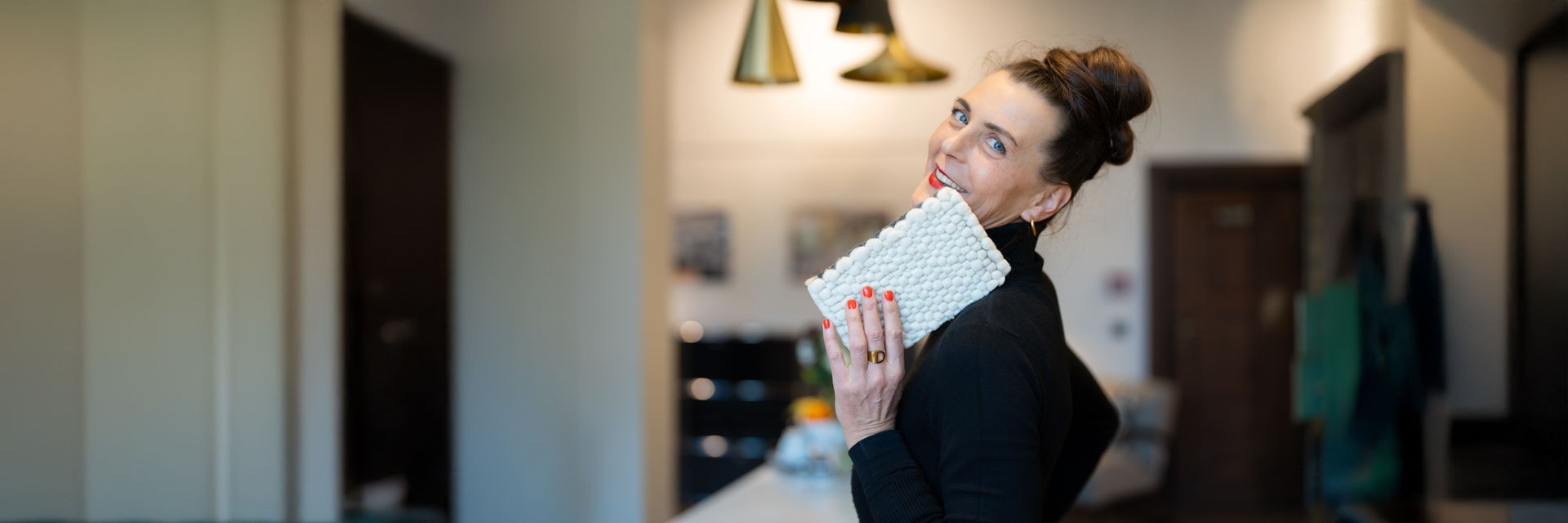 Diana Kuba, Interior Designerin aus Leipzig, mit einem weißen Teppich in der Hand.