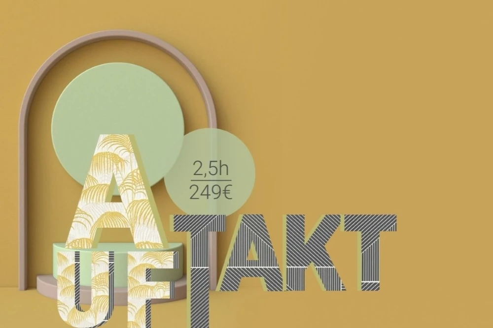 Buchstaben aus einer Tapete mit gelben Palmen und einer Tapete mit schwarzen Streifen, die das Wort Auftakt ergeben.