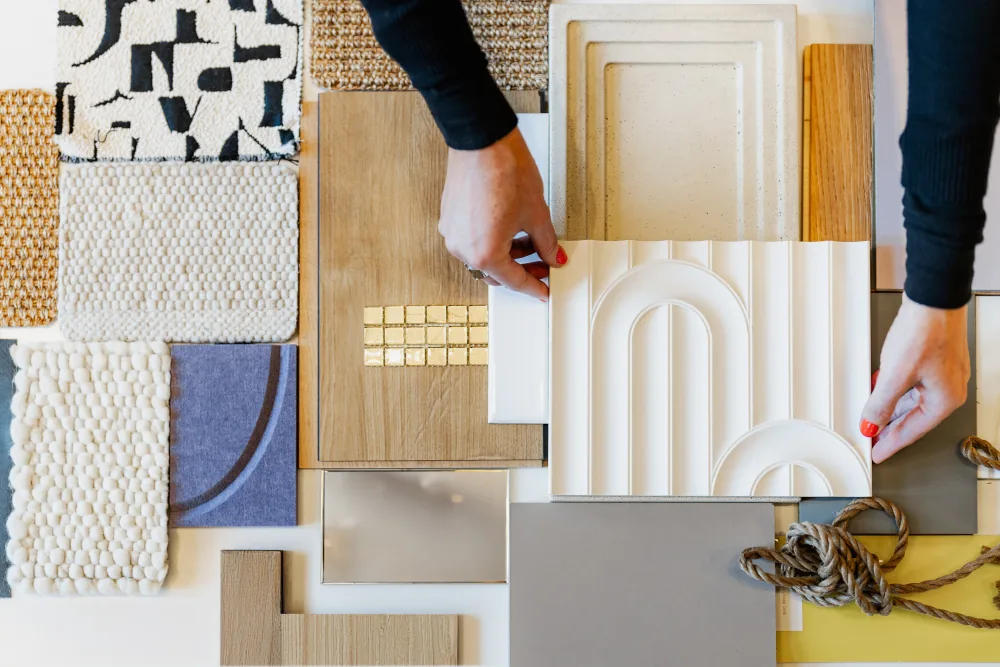 Blick auf eine Auswahl verschiedenster Materialien und Farben: die Grundlage eines Interior Design Konzepts.